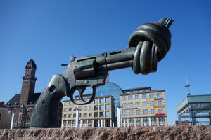 打结的手枪雕塑The knotted gun