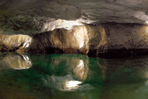 圣雷奥纳附近的Grotten湖Grottensee near St-Léonard