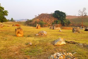 炸弹坑和避难洞穴Bomb Sites and Caves in Phonsavan