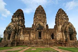 三峰塔Phra Prang Sam Yot
