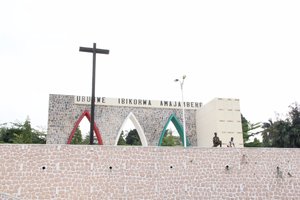 布琼布拉十字架纪念三色门UBUMWE IBIKORWA AMAJAMEER