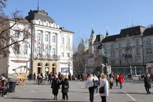 普烈舍伦广场Prešernov Trg Square