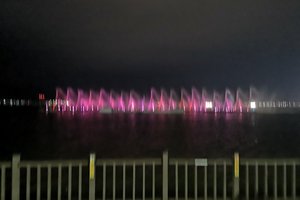 和平广场翩翩起舞的海水喷泉평화광장 춤추는