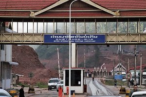 老挝磨丁国门The National Arch in Boten, Laos