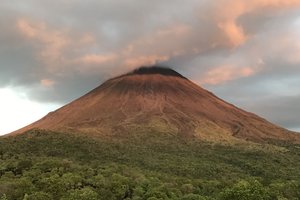 阿雷纳尔火山湖Lago Arenal