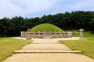 金庾信将军墓김유신장군묘